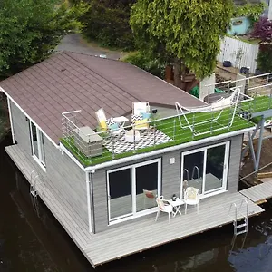 unique-floating-home-and-hot-tub-on-island-idyll.brighton-hotels-england.com/